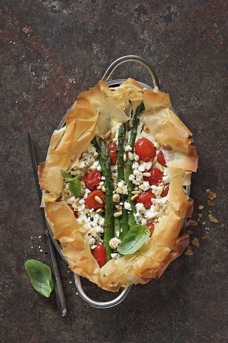 Spargel-Tomaten-Quiche mit Ricotta-Füllung und Pinienkernen in Filoteig