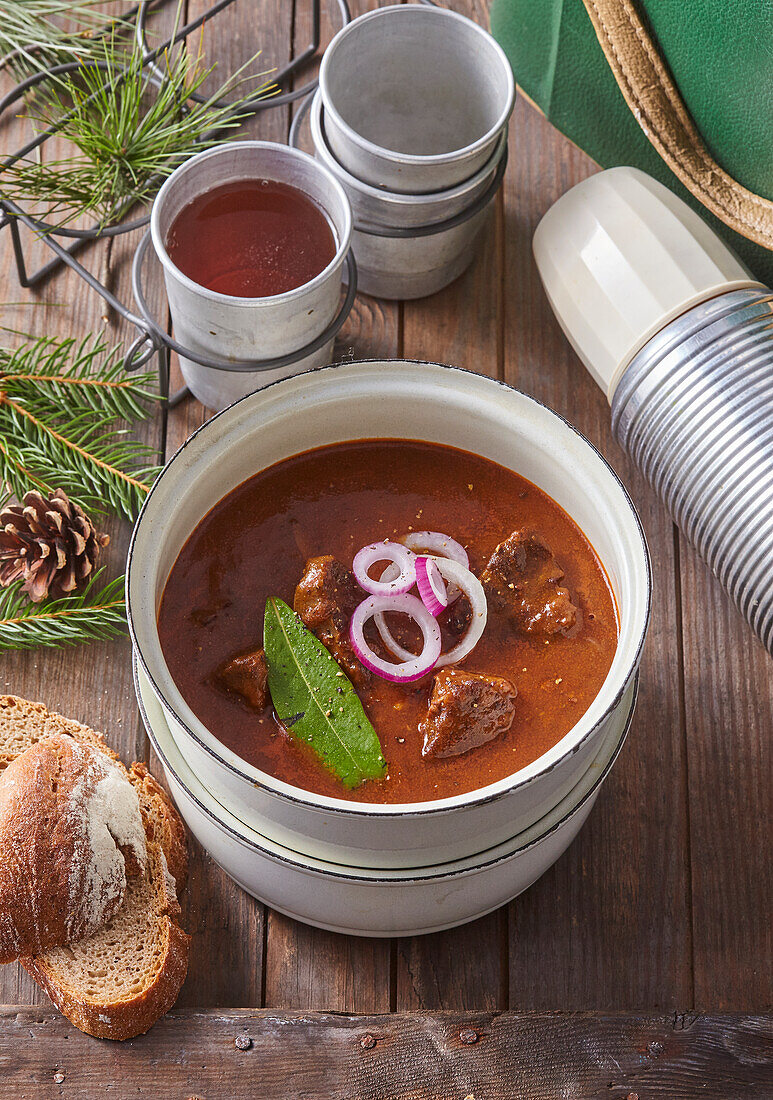 Rindergulasch mit Zwiebelringen und Majoran