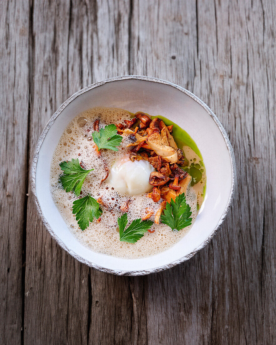 Poached egg with mushrooms, pollen and foam sauce