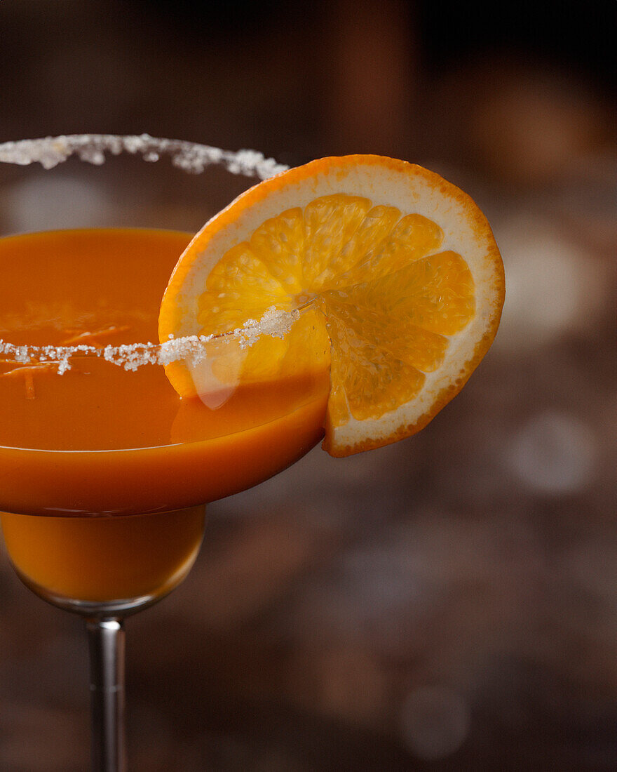 Aprikosen-Karotten-Cocktail mit Orangenscheibe