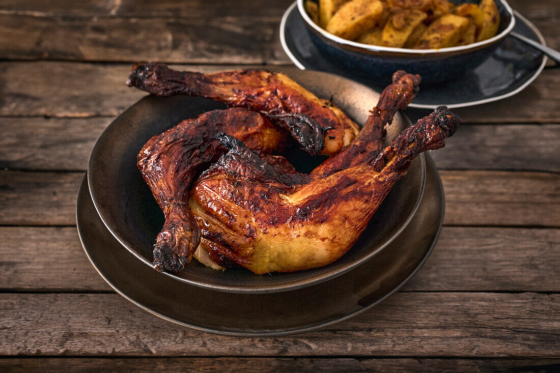 Gebratene Hähnchenschenkel mit Gewürzen