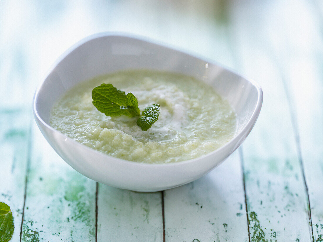 Gurkengazpacho mit Minze und griechischem Joghurt