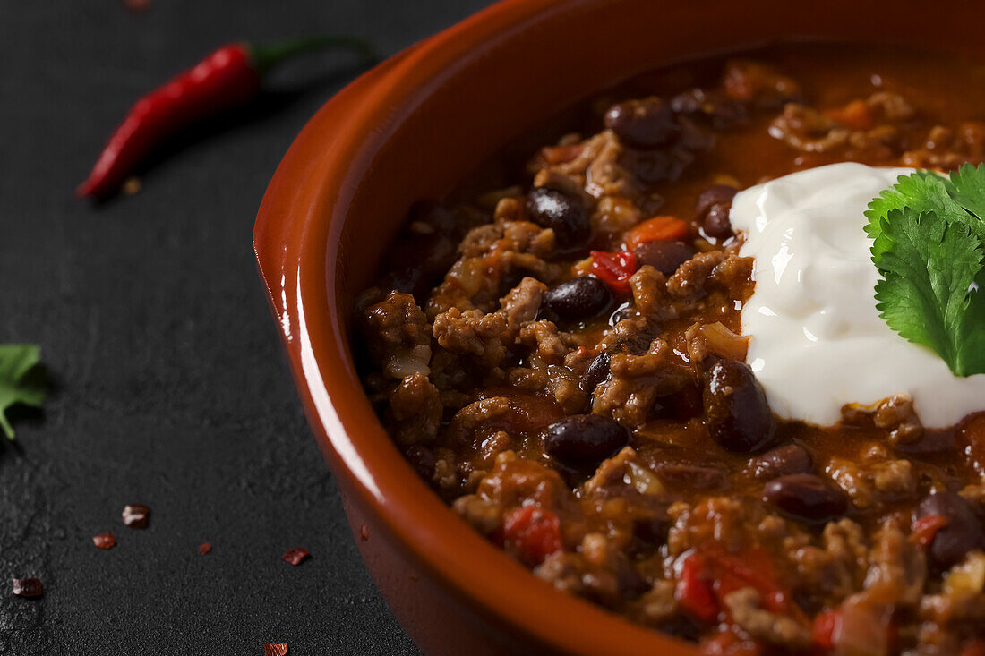 Chili con Carne mit Sour Cream und Koriander