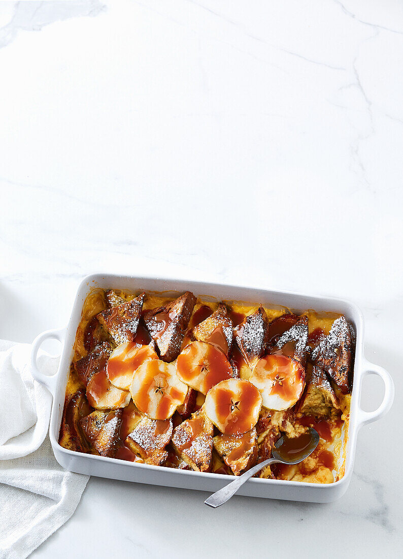 Bread and Butter Pudding mit Apfel und Karamellsauce