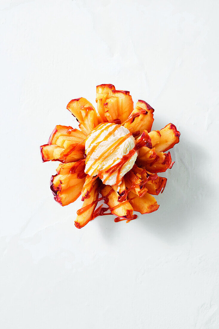 'Apfelblüte' aus dem Air Fryer mit Vanilleeis und Karamellsauce