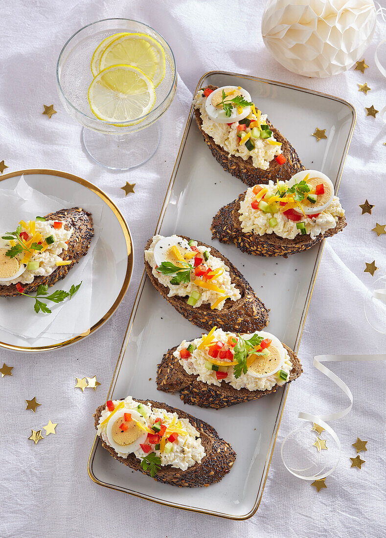 Frischkäse-Crostini mit Ei