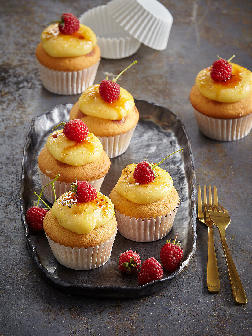 Cupcakes mit Crème-brûlée und Himbeerfüllung