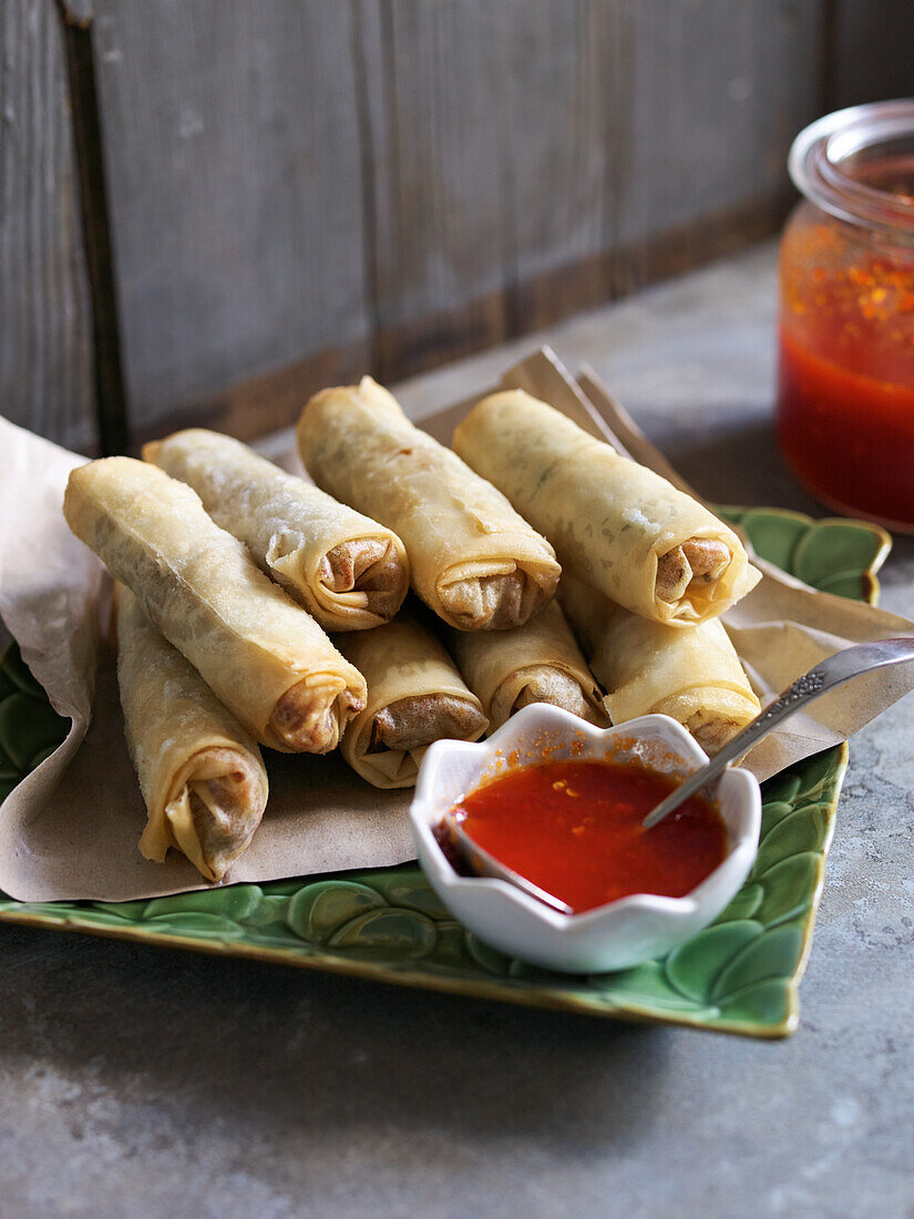 Asiatische Frühlingsrollen mit süß-saurer Sauce