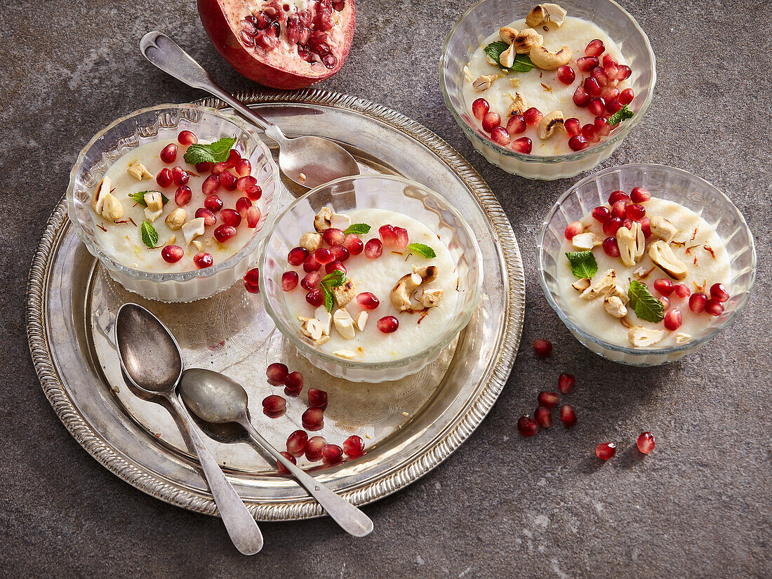 Reis-Phirni mit Granatapfel und Cashewnüssen (Indien)