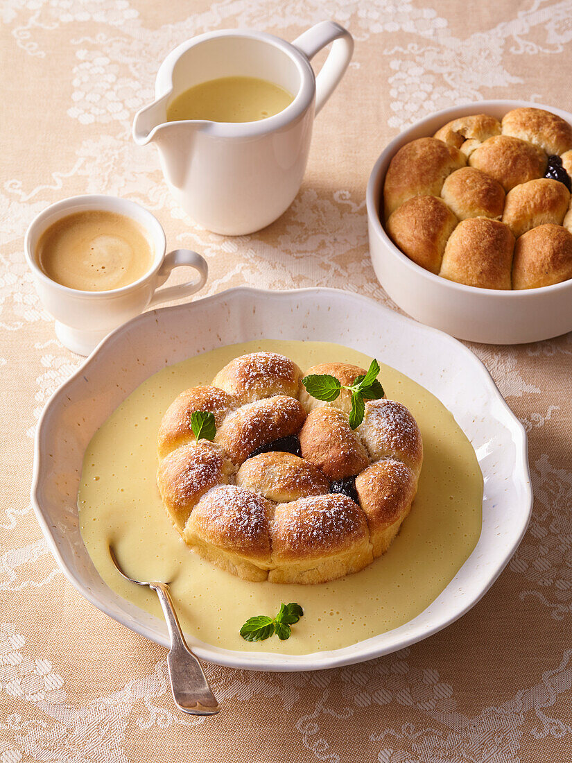 Hefeteiggebäck mit Pflaumenmus und Rum-Vanillesoße