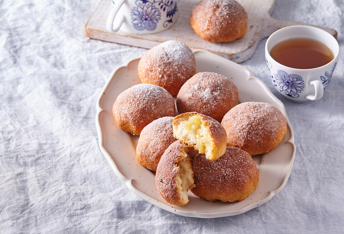 Apfel-Hefeteigbällchen mit Puderzucker