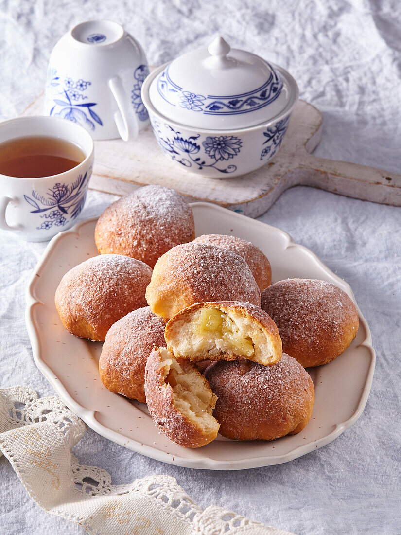 Apfel-Hefeteigbällchen mit Puderzucker