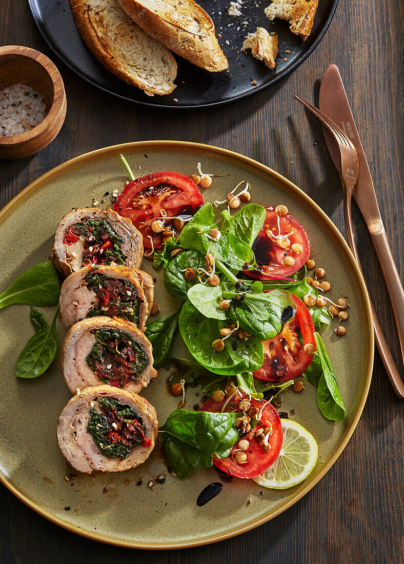 Gefüllte Schweinefiletröllchen mit Spinat, Tomaten und Pinienkernen