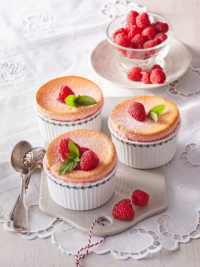 Raspberry soufflé with raspberries and icing sugar