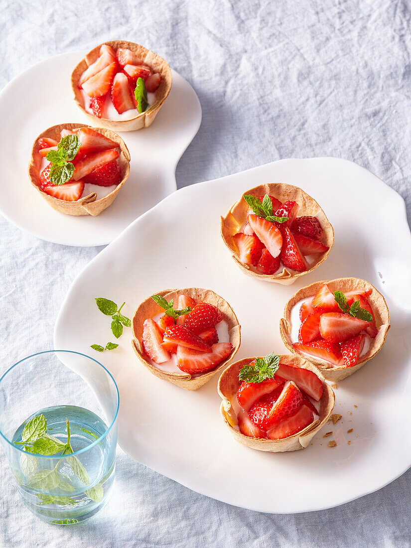 Strawberry and mascarpone tartlets with cinnamon and orange zest
