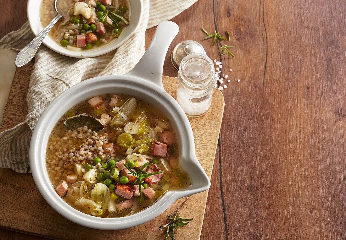 Gerstensuppe mit geräuchertem Schweinefleisch und Gemüse