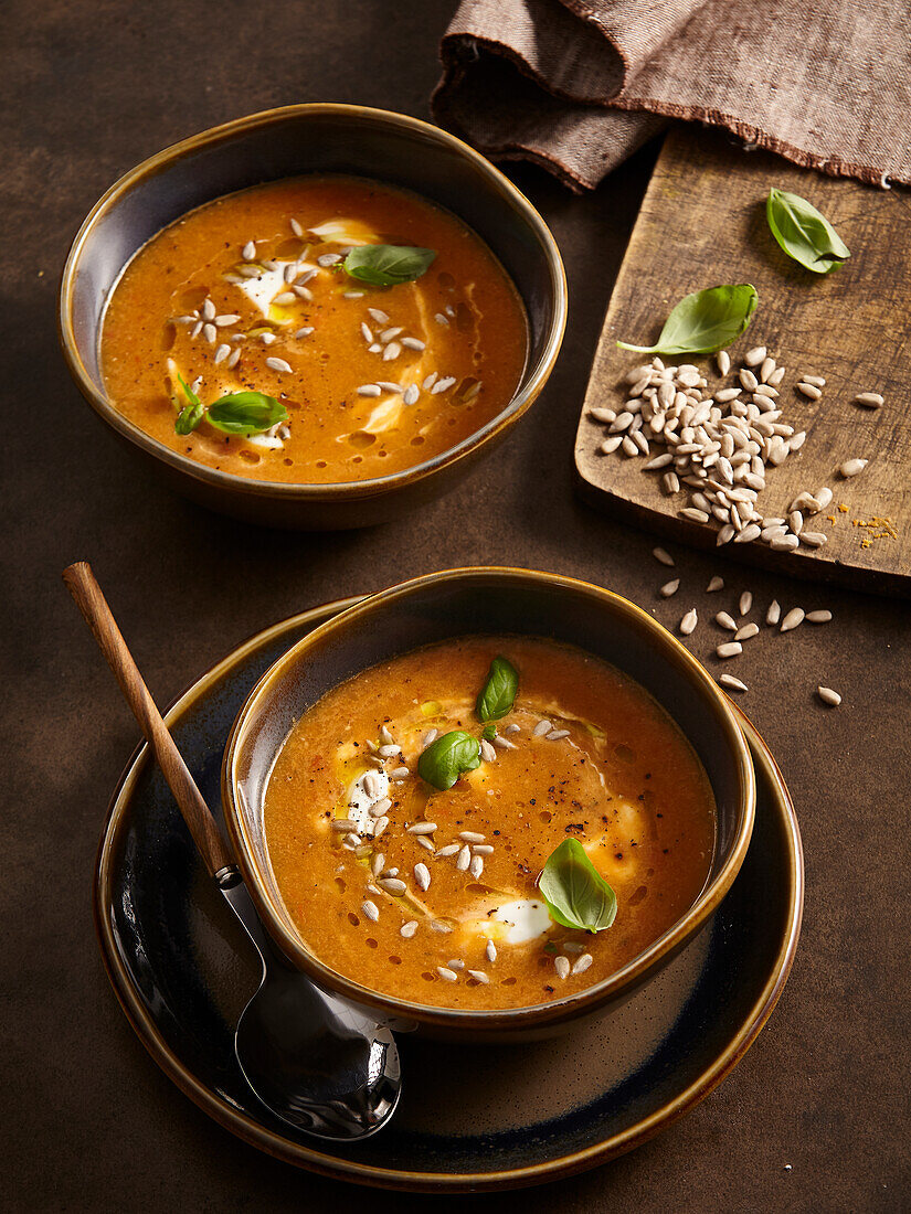 Rote Linsensuppe mit Paprika, Tomaten und Sonnenblumenkernen