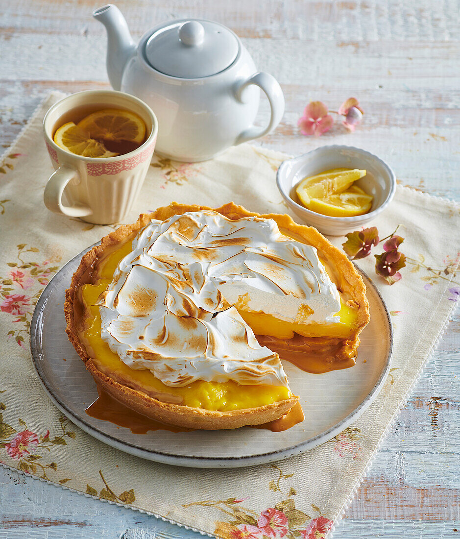 Zitronen-Baiser-Kuchen mit Bananen und Karamell