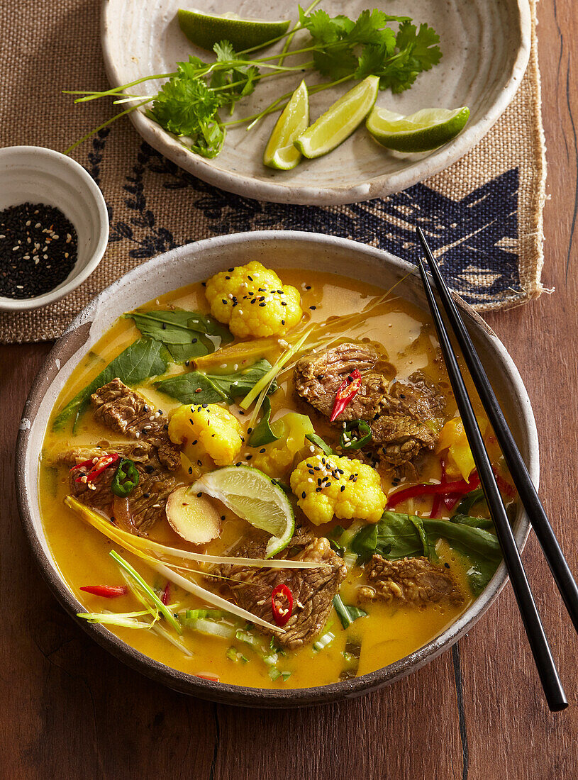 Thailändische Rindfleischsuppe mit Kokosmilch und Gemüse