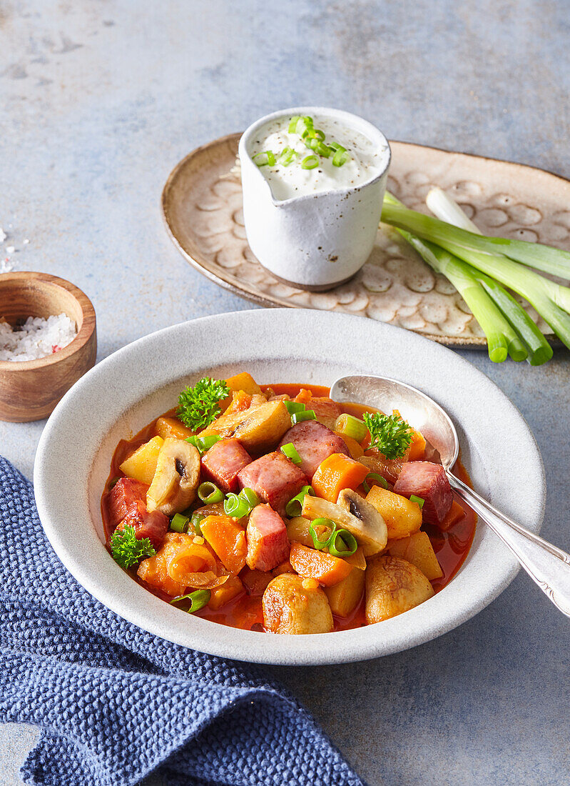 Kartoffel-Pilz-Gulasch mit Möhren und geräuchertem Fleisch