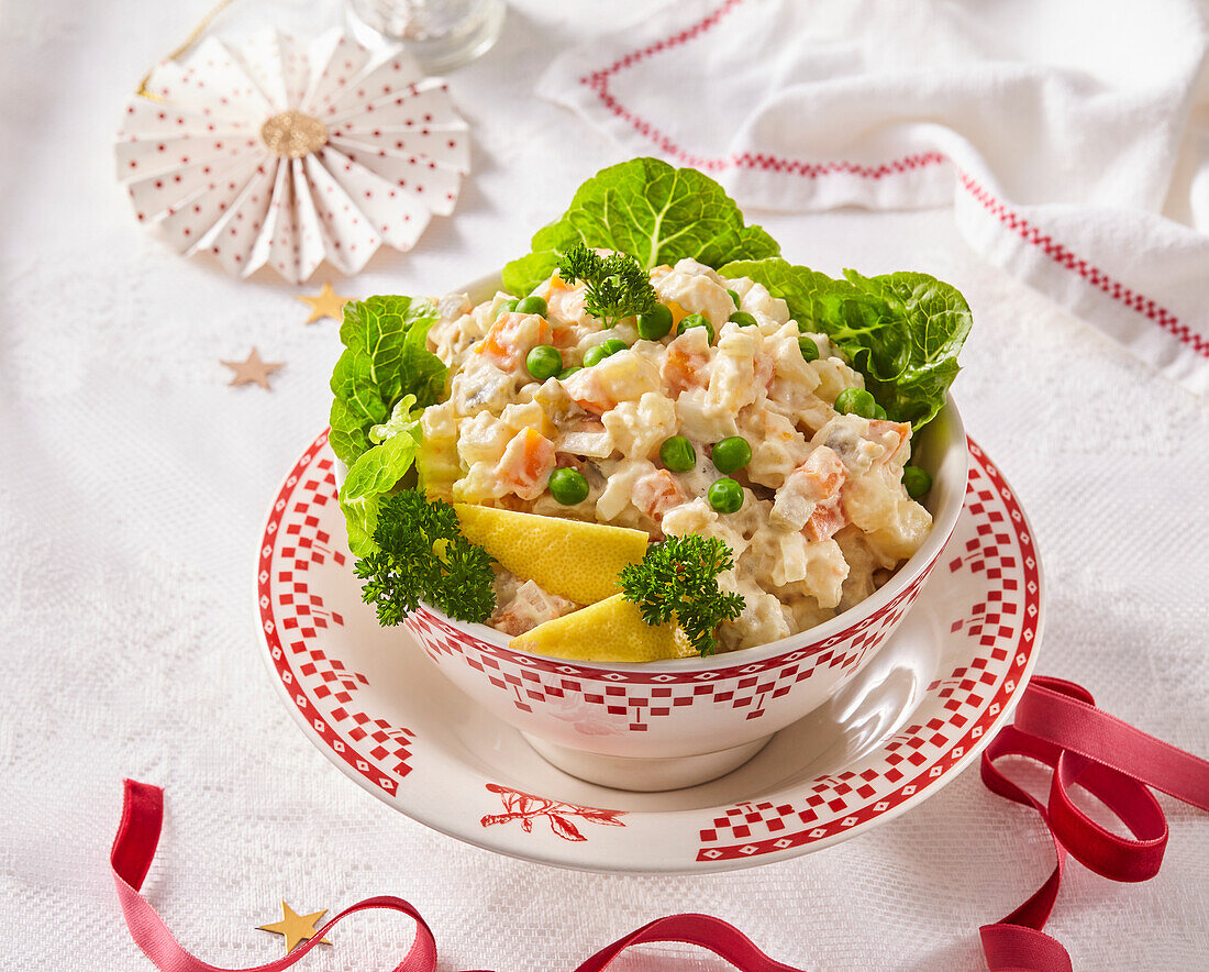 Kartoffelsalat mit Erbsen und Mayonnaise