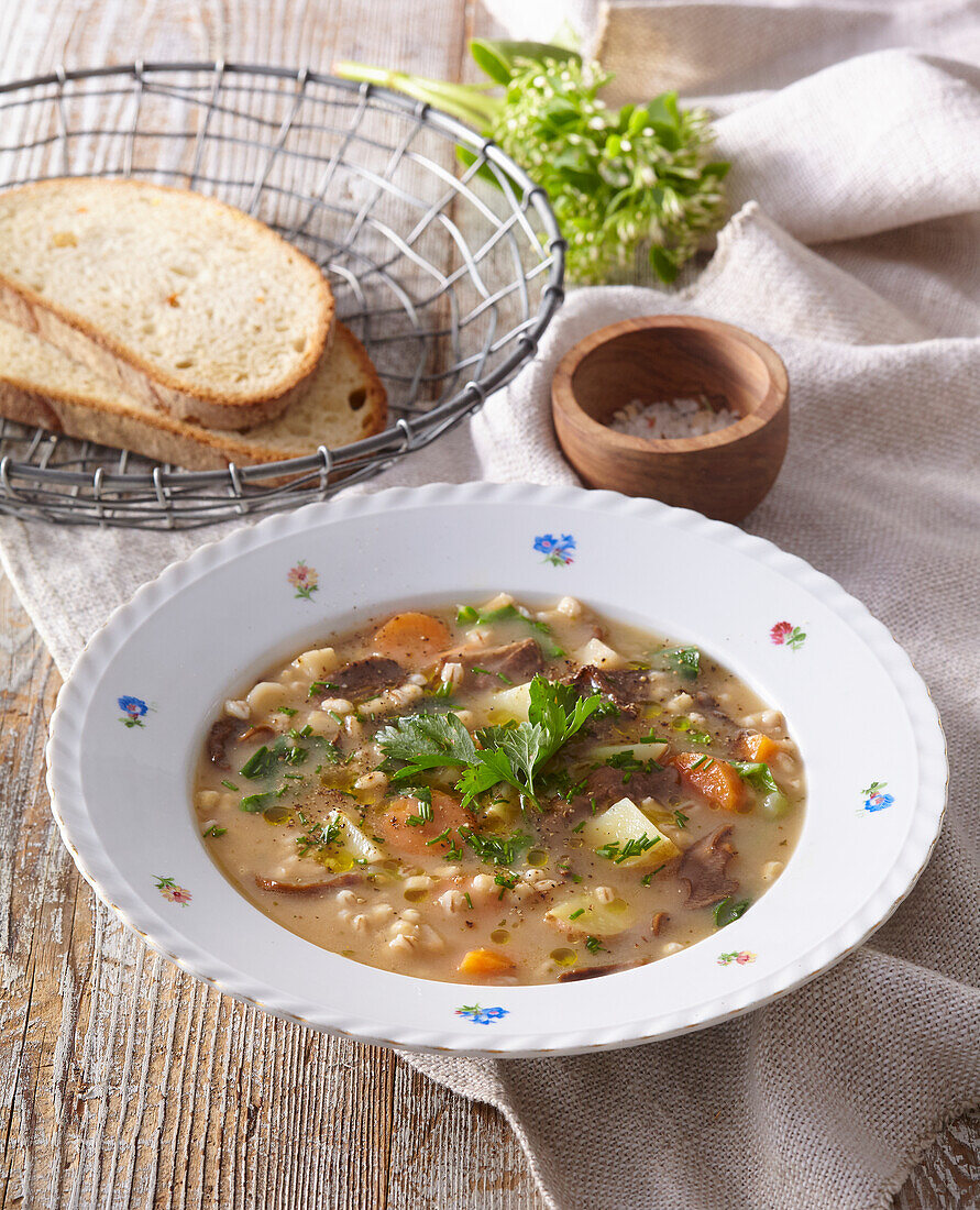 Kartoffelsuppe mit Graupen und Gemüse