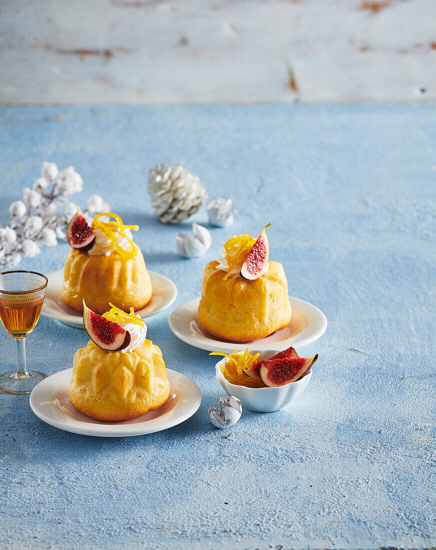 Baba au rhum mit Feigen und kandierter Orangenschale