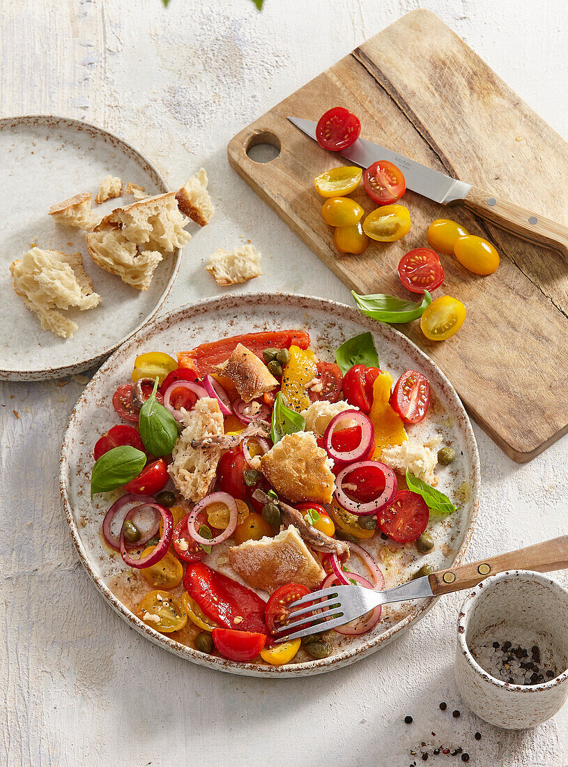 Colourful tomato salad with toasted bread and basil