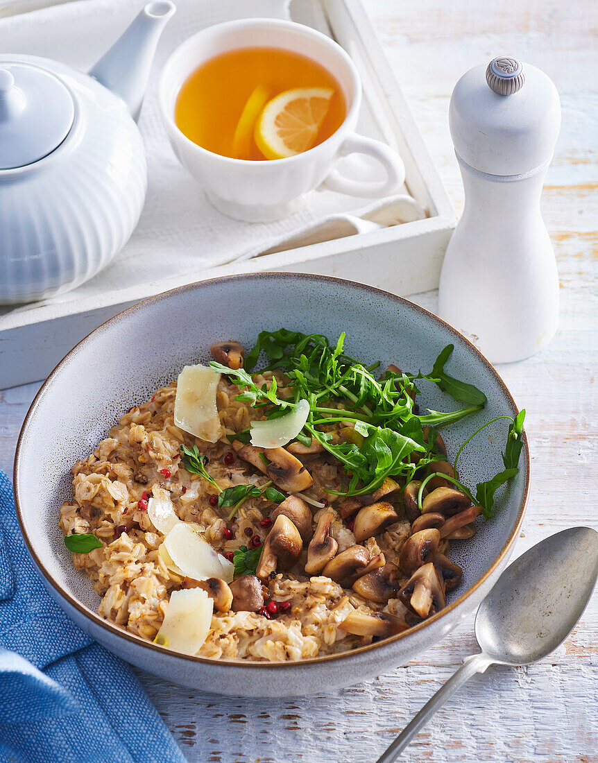 Haferbrei mit Champignons, Rucola und Parmesan