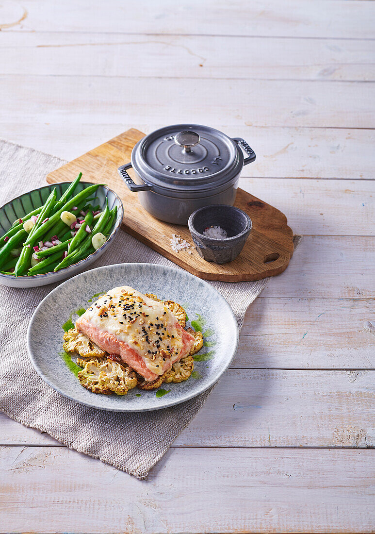 Gratinierter Lachs mit Blumenkohl und Gruyère-Käse