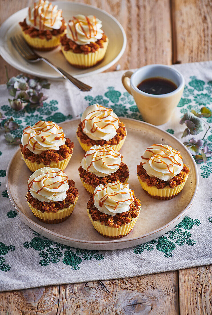 Karotten-Apfel-Cupcakes mit Karamellguss und Frischkäsecreme