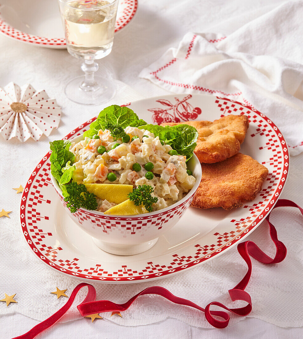 Kartoffelsalat mit Erbsen und Mayonnaise