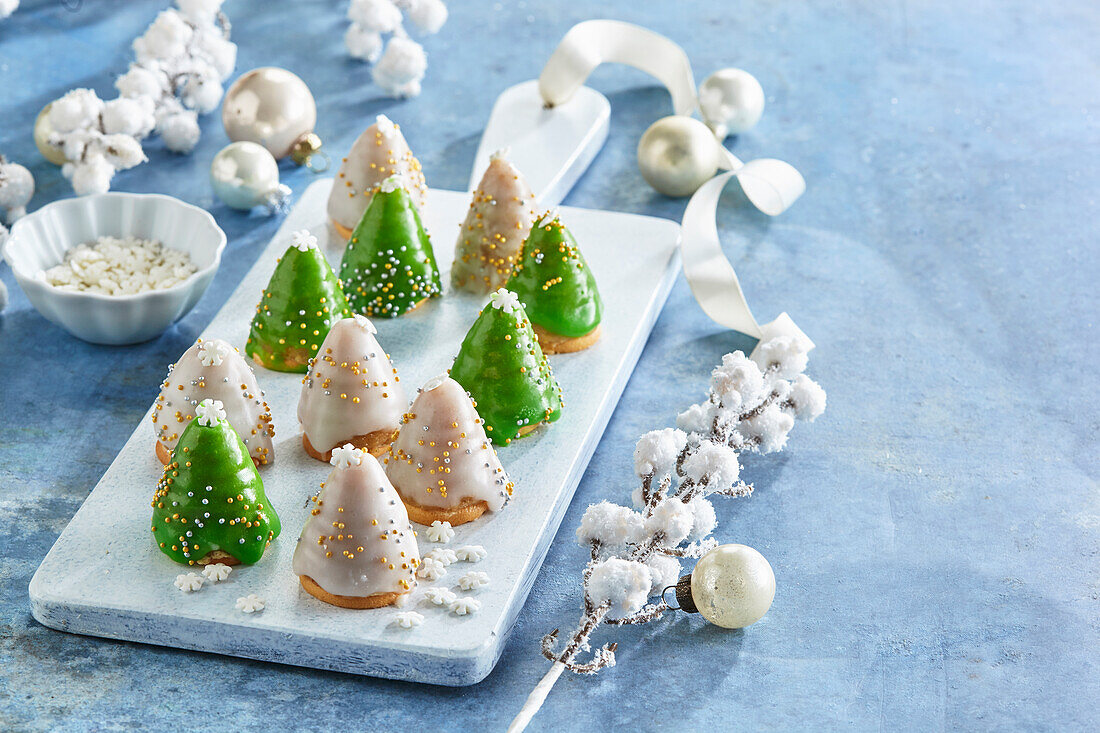 Weihnachtsbaum-Bienenstich mit Kokos, Zitronenguss und Rumgeschmack