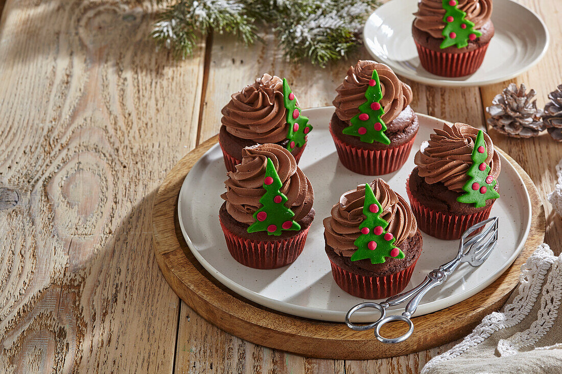Schokoladen-Cupcakes mit weihnachtlicher Dekoration