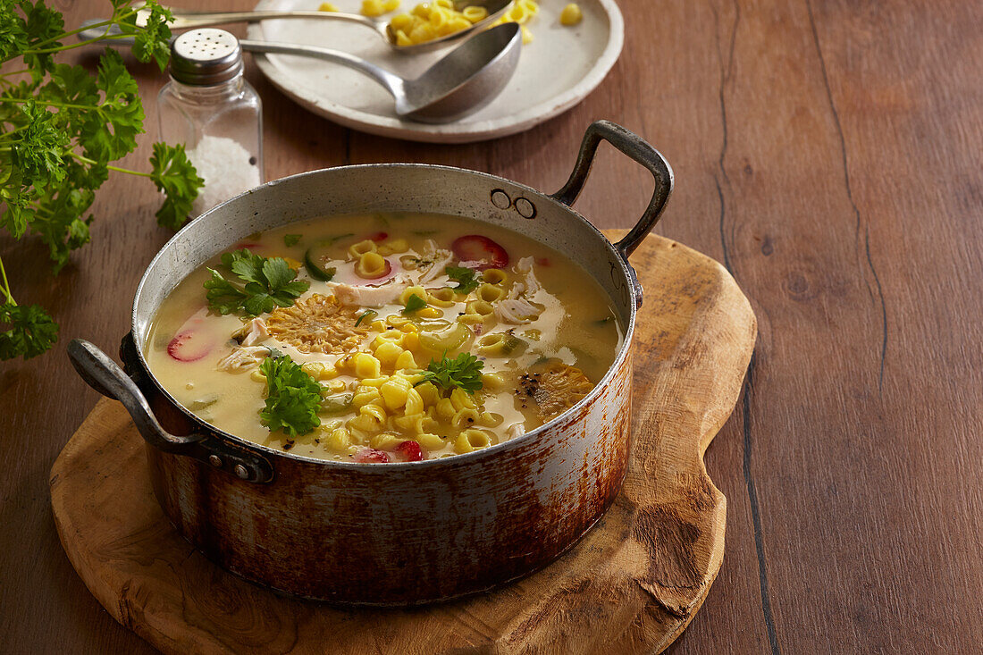 Hühnersuppe mit Nudeln, Mais und Petersilie