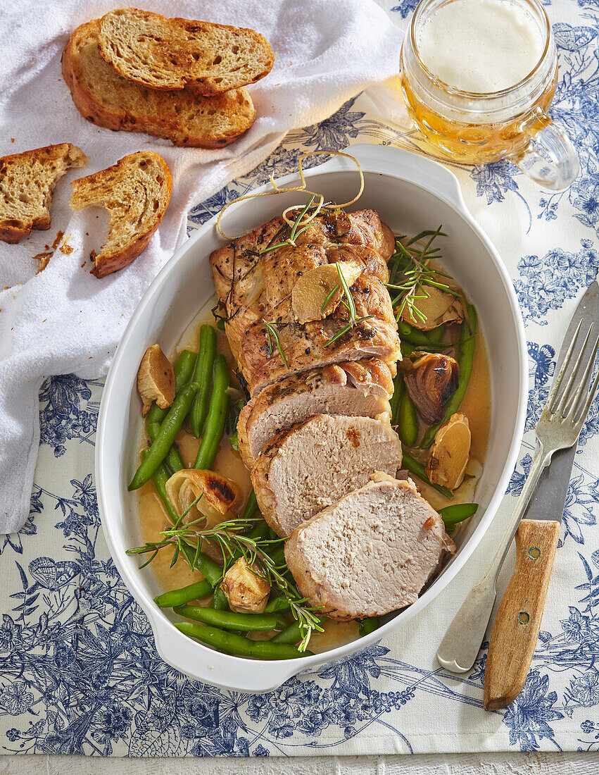 Biergeschmorter Schweinebraten mit Ingwer und grünen Bohnen