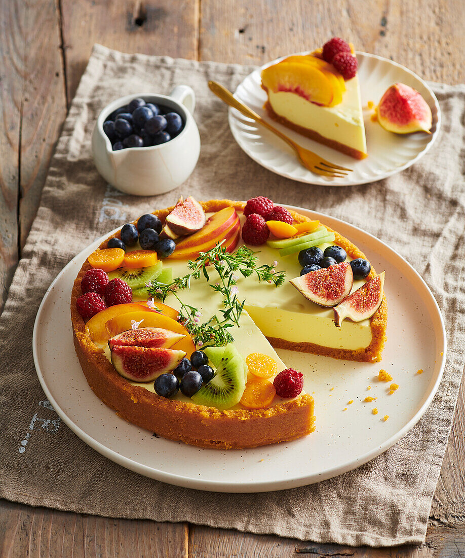 No-Bake-Cheesecake mit frischen Früchten und Keksboden