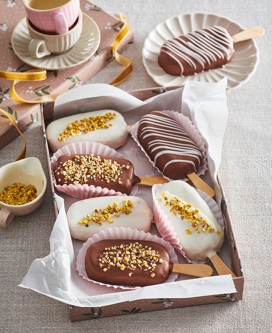 No-bake cake lollies with different chocolate icings