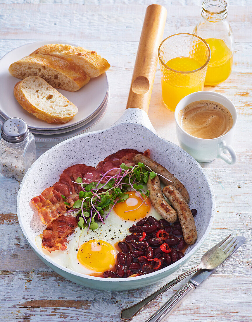 Englisches Frühstück mit Eiern, Bohnen, Würstchen und Speck