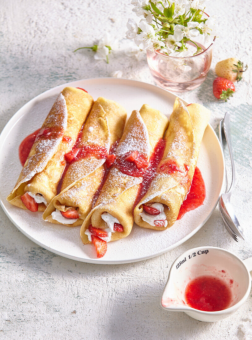 Pancakes with strawberries, quark and honey