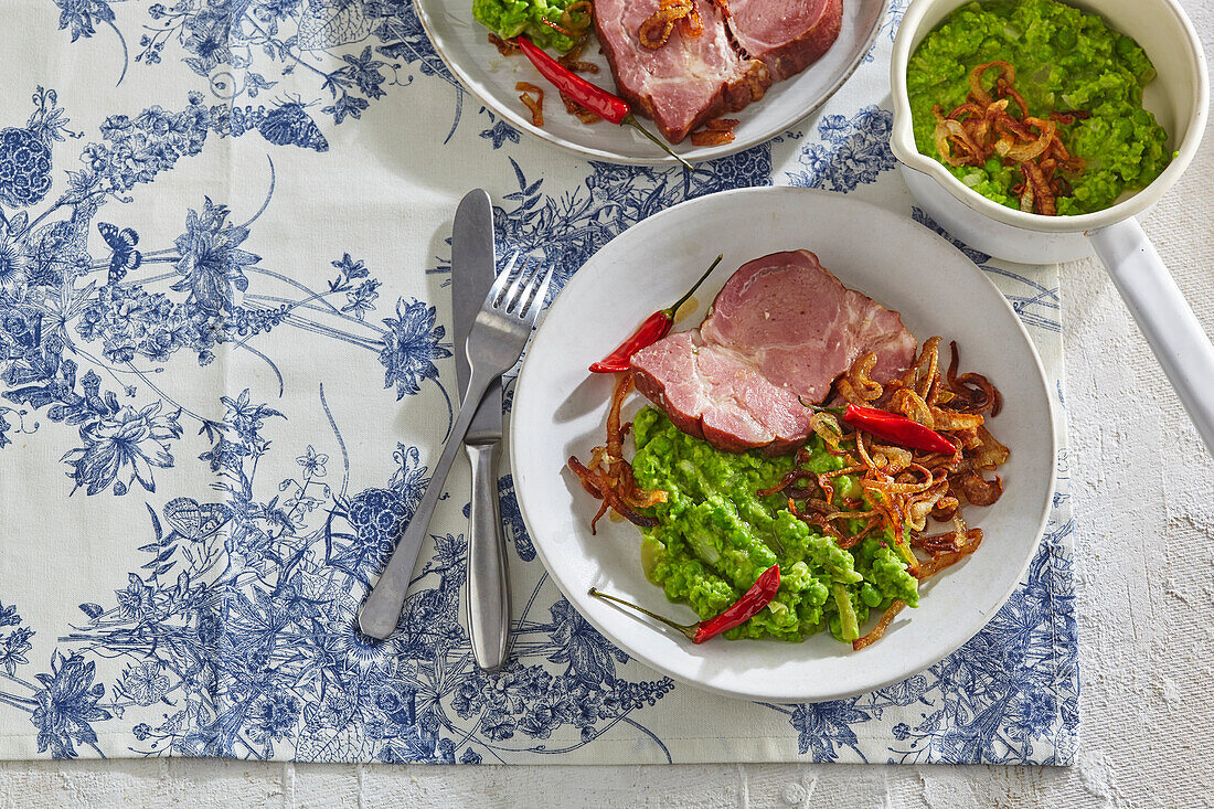 Geräucherter Schweinebraten mit Erbsenpüree, Röstzwiebeln und Chili