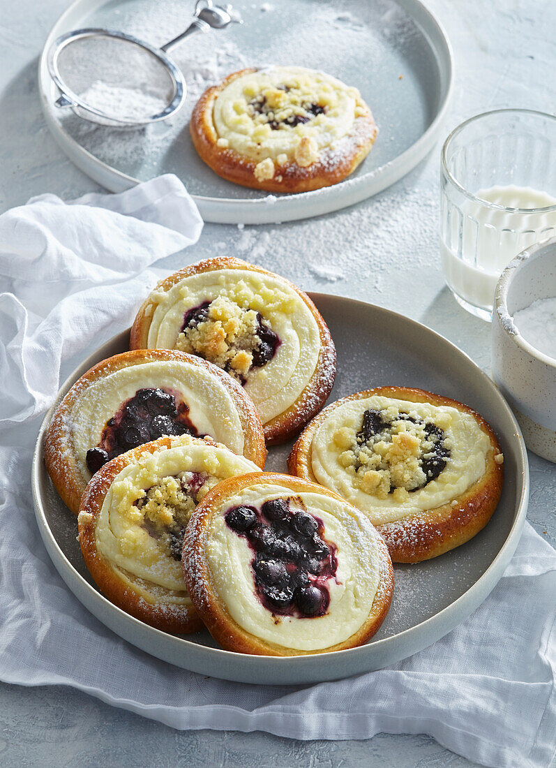 Quark tartlets with blueberries and lemon zest