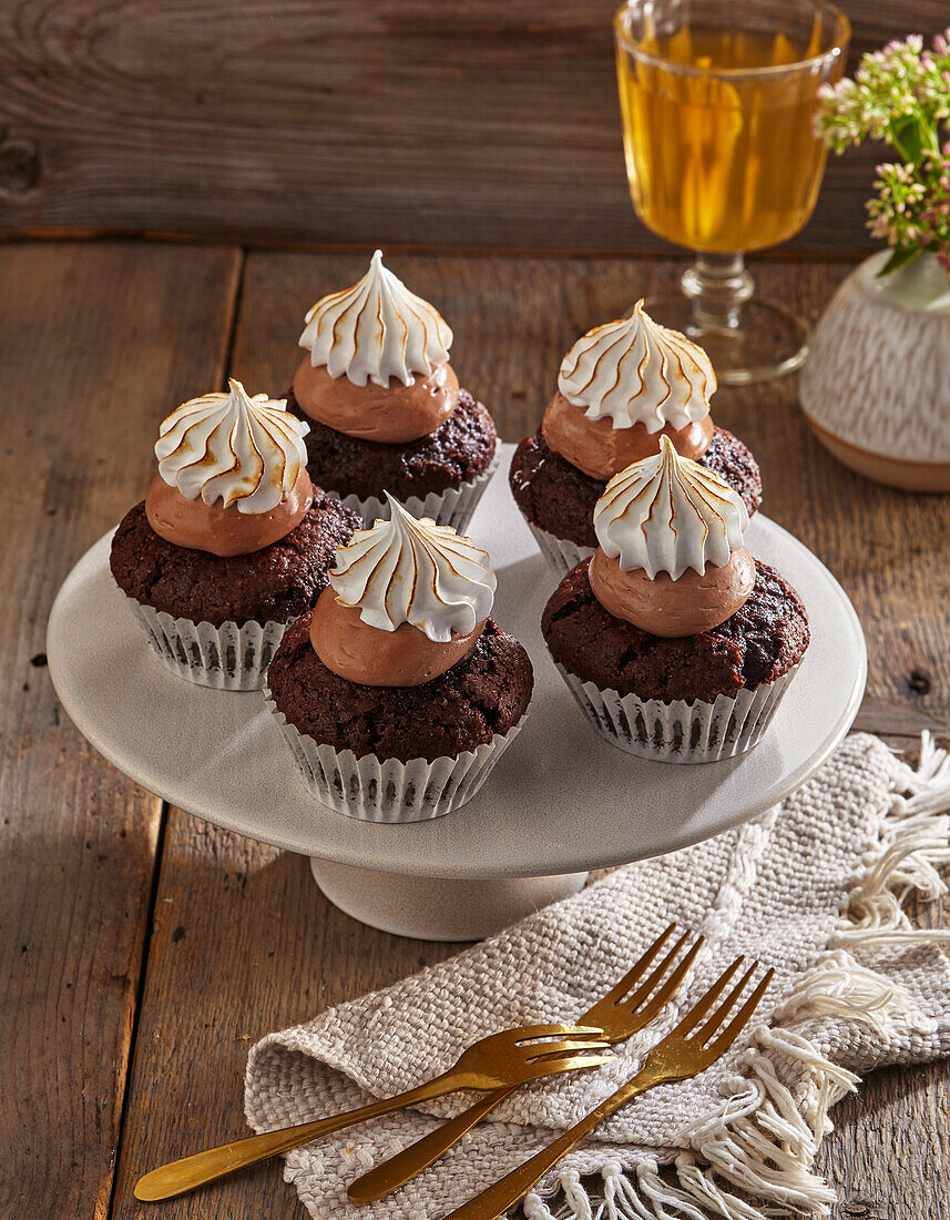 Schokoladen-Cupcakes mit Marshmallow-Haube