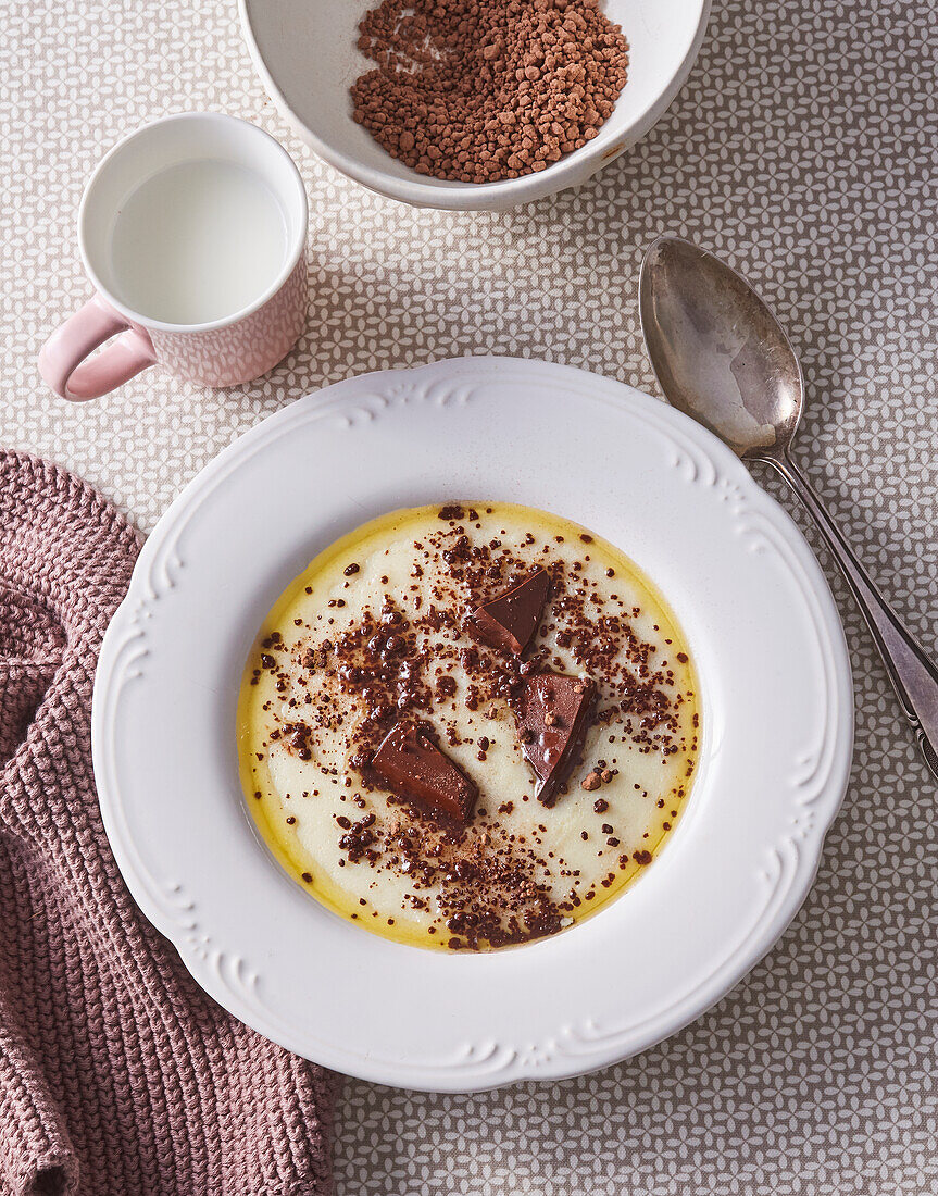 Grießbrei mit dunkler Schokolade und Kakaopulver