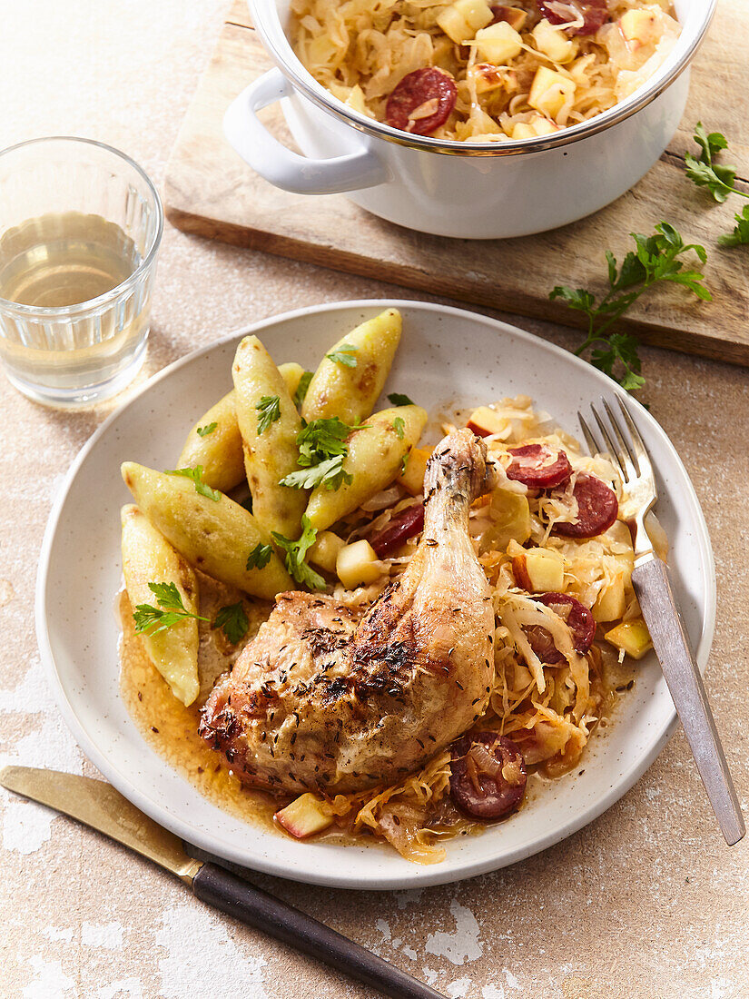 Gebratenes Hähnchen mit Sauerkraut und Apfel-Zwiebel-Gemüse