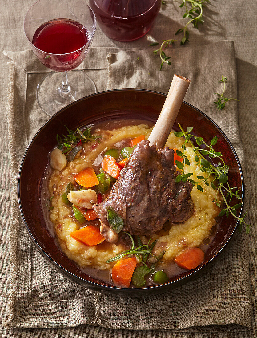 Geschmortes Lamm in Rotwein mit Karotten und Kräutern