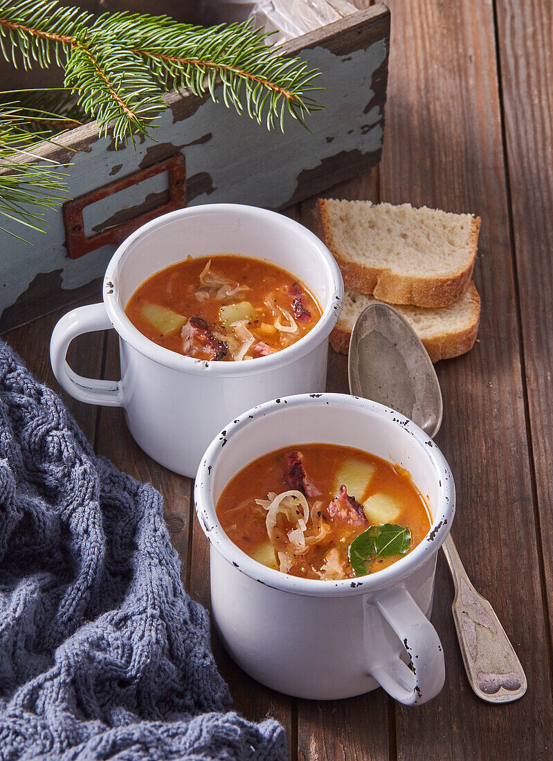 Gemüsesuppe mit Wurst, Sauerkraut und Kartoffeln