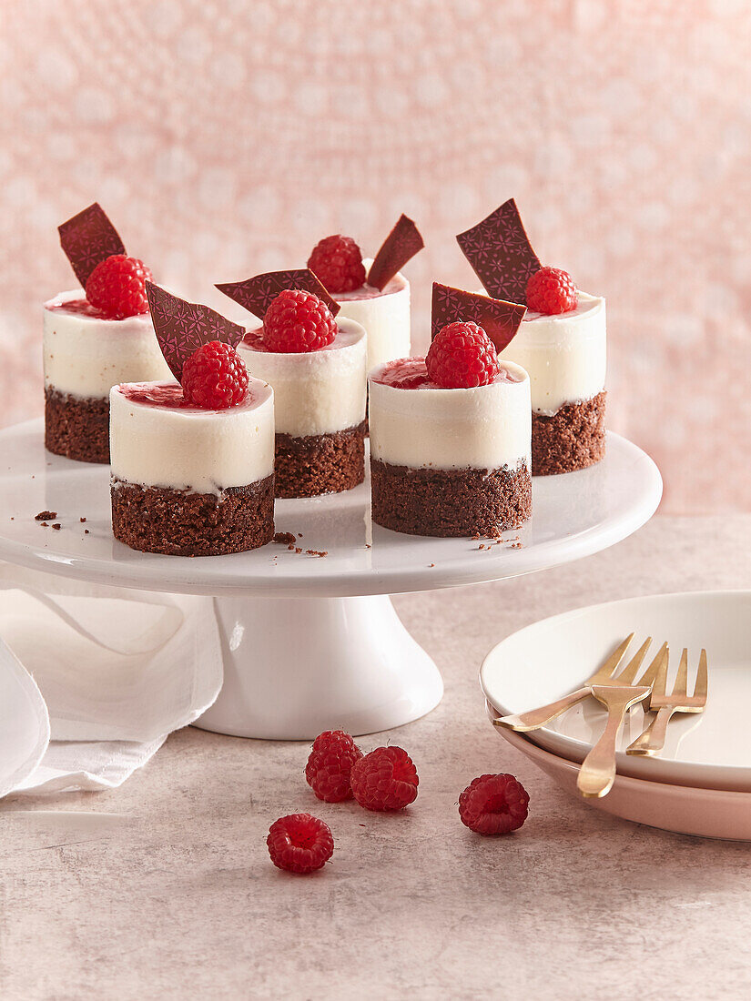 Mini-Cheesecakes mit Brownie-Boden und Himbeeren