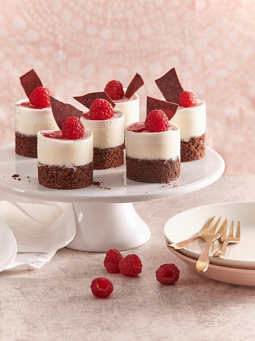 Mini cheesecakes with brownie base and raspberries