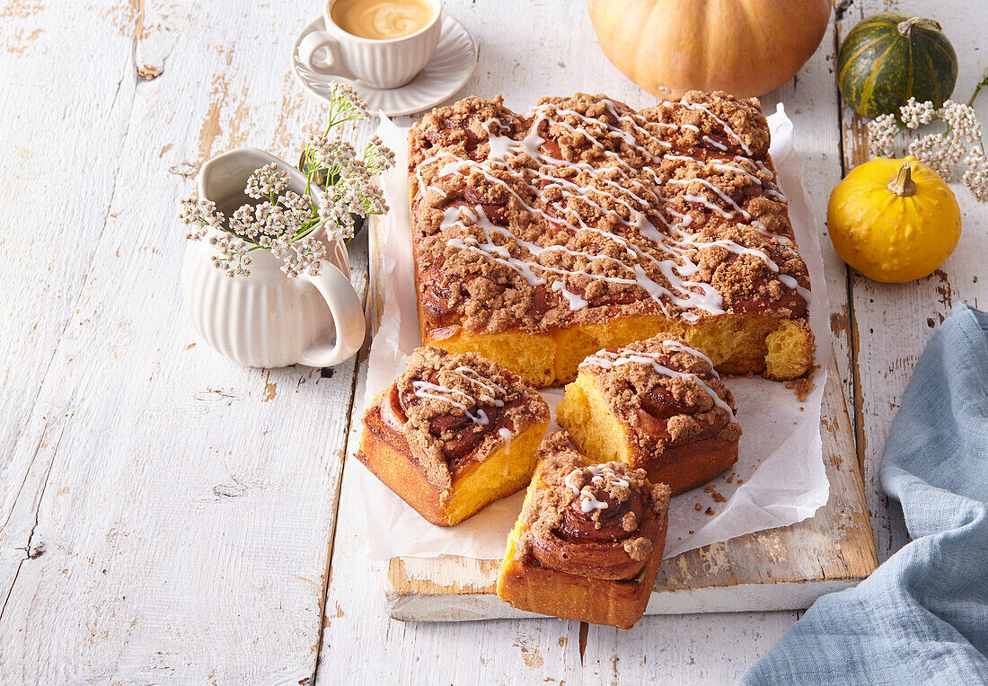 Kürbis-Hefeschnecken mit Zimtstreuseln